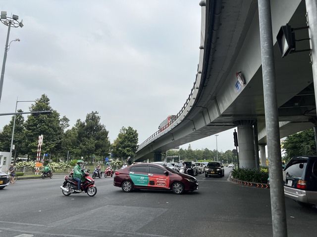 Khách nước ngoài bất ngờ trước hình ảnh các tuyến đường quanh sân bay Tân Sơn Nhất- Ảnh 5.