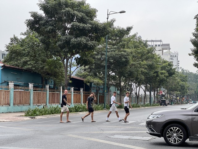 Khách nước ngoài bất ngờ trước hình ảnh các tuyến đường quanh sân bay Tân Sơn Nhất- Ảnh 3.