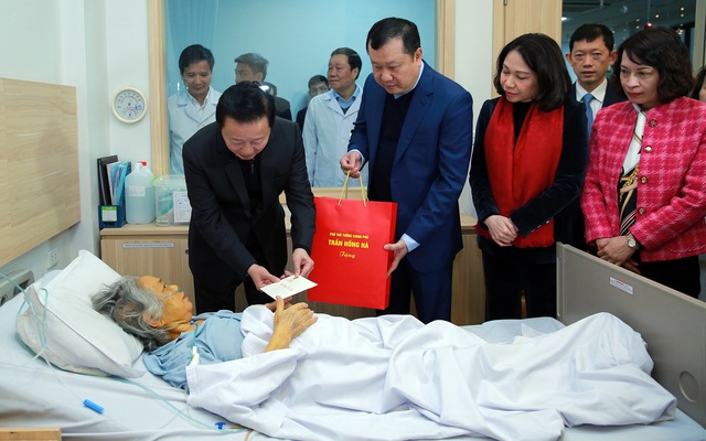 Thủ tướng thăm, động viên y bác sĩ và bệnh nhân 2 bệnh viện tuyến cuối
- Ảnh 5.