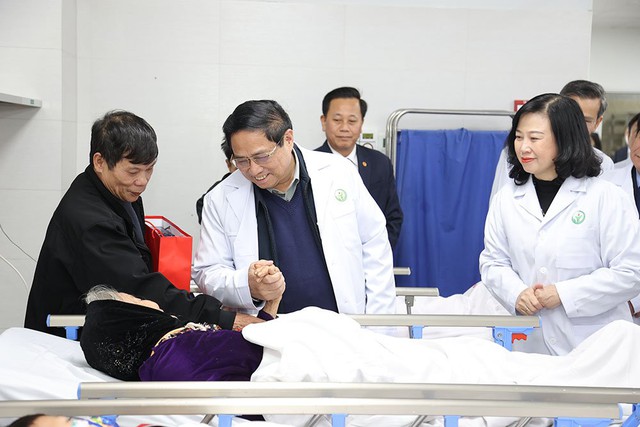 Thủ tướng thăm, động viên y bác sĩ và bệnh nhân 2 bệnh viện tuyến cuối
- Ảnh 1.