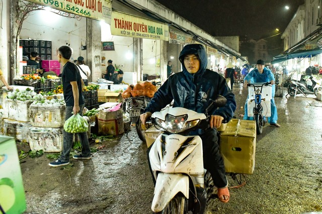 Mưu sinh trong mưa, rét ngày Tết ở chợ đầu mối lớn nhất Thanh Hóa- Ảnh 13.