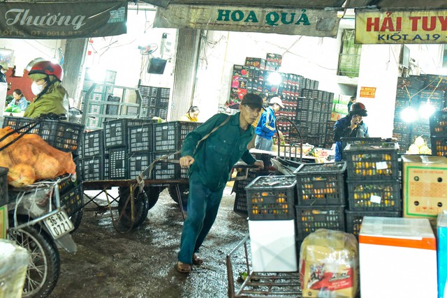 Mưu sinh trong mưa, rét ngày Tết ở chợ đầu mối lớn nhất Thanh Hóa- Ảnh 11.