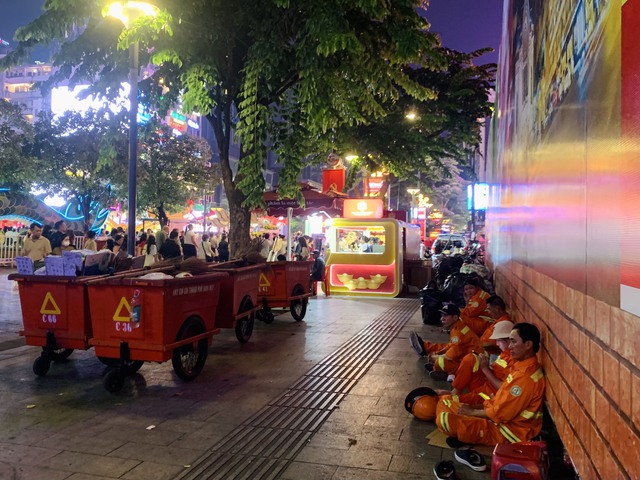 Phố đi bộ Nguyễn Huệ: Chưa ngắm được pháo hoa đã thấy đầy rác- Ảnh 6.