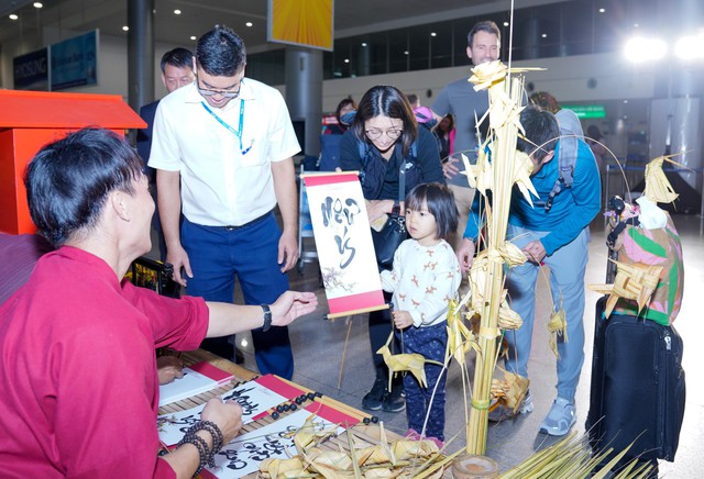 "Lì xì" chữ thư pháp tại sân bay trong 2 ngày- Ảnh 1.