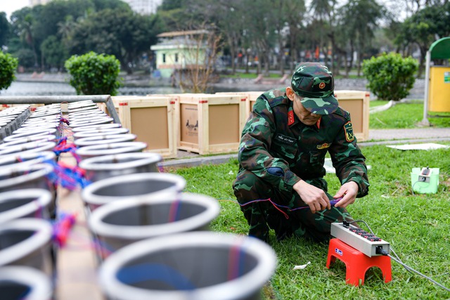 An ninh thắt chặt quanh trận địa pháo hoa- Ảnh 7.