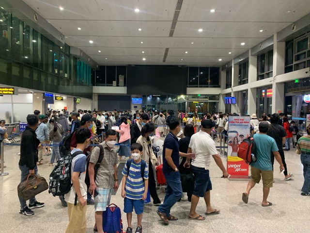 Hành khách ùn ùn bay đêm về Tân Sơn Nhất ngày cuối kỳ nghỉ Tết- Ảnh 1.