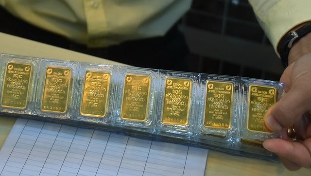 Chiều 15-4, giá vàng SJC bất ngờ tăng mạnh 1,7 triệu đồng/lượng, chạm mốc kỷ lục mới- Ảnh 1.