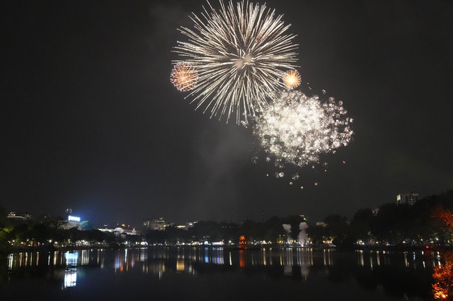 Dòng người đổ về hồ Gươm xem bắn pháo hoa chào đón năm mới- Ảnh 15.