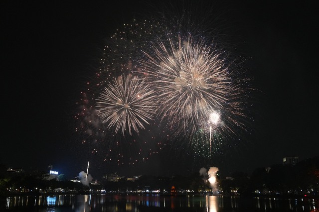 Dòng người đổ về hồ Gươm xem bắn pháo hoa chào đón năm mới- Ảnh 16.