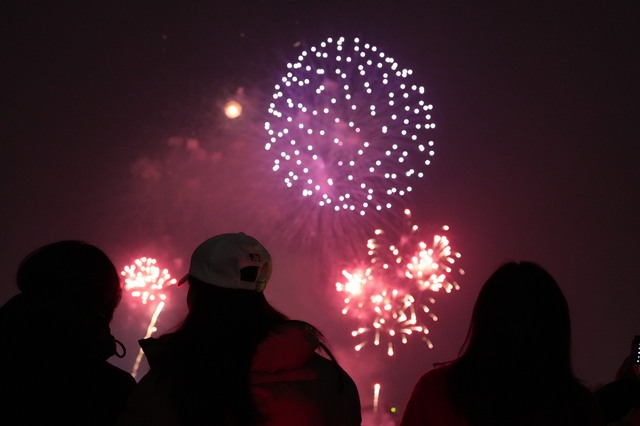 Dòng người đổ về hồ Gươm xem bắn pháo hoa chào đón năm mới- Ảnh 17.