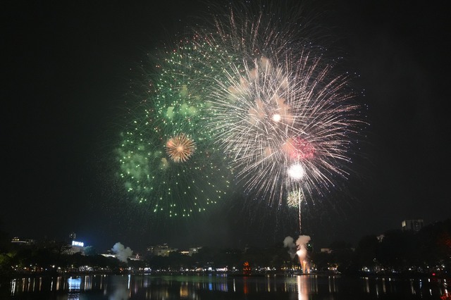 Dòng người đổ về hồ Gươm xem bắn pháo hoa chào đón năm mới- Ảnh 18.
