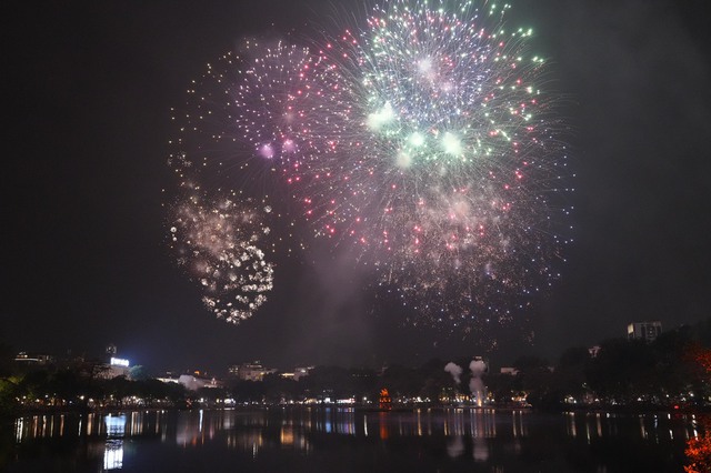 Dòng người đổ về hồ Gươm xem bắn pháo hoa chào đón năm mới- Ảnh 19.
