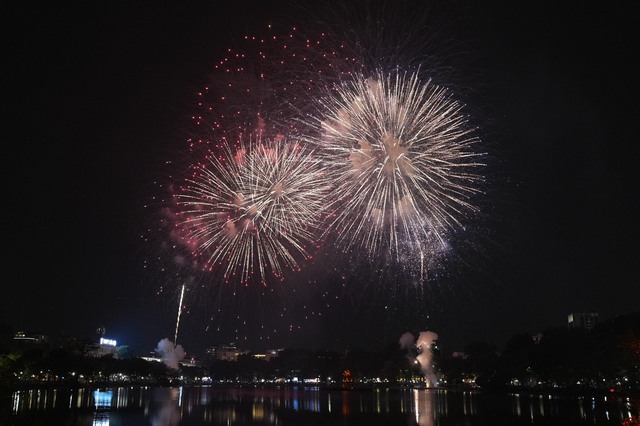 Dòng người đổ về hồ Gươm xem bắn pháo hoa chào đón năm mới- Ảnh 20.