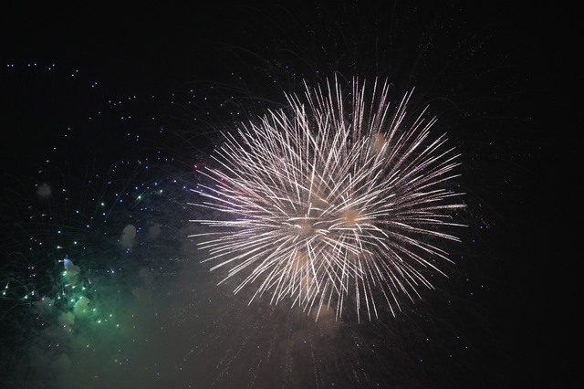 Dòng người đổ về hồ Gươm xem bắn pháo hoa chào đón năm mới- Ảnh 21.