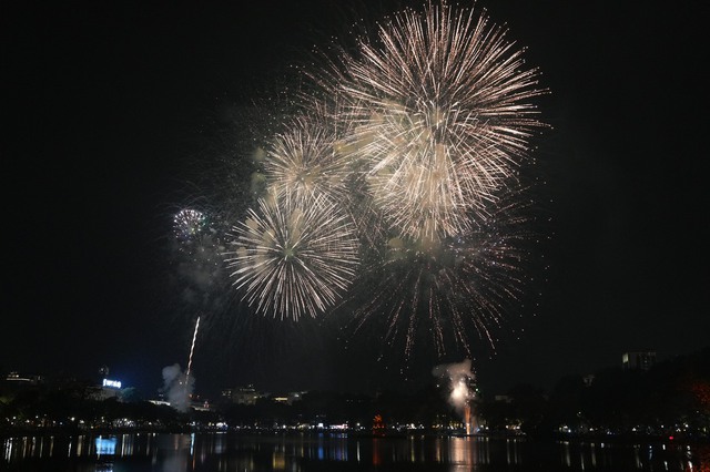 Dòng người đổ về hồ Gươm xem bắn pháo hoa chào đón năm mới- Ảnh 22.