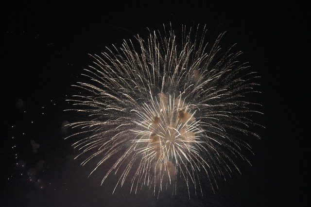 Dòng người đổ về hồ Gươm xem bắn pháo hoa chào đón năm mới- Ảnh 23.