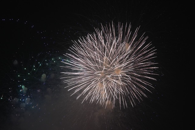 Dòng người đổ về hồ Gươm xem bắn pháo hoa chào đón năm mới- Ảnh 24.
