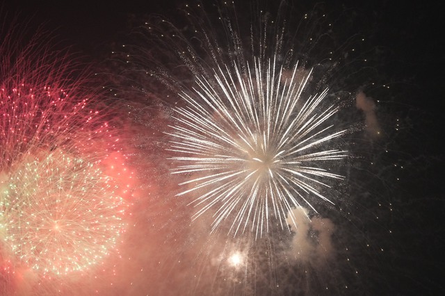 Dòng người đổ về hồ Gươm xem bắn pháo hoa chào đón năm mới- Ảnh 25.