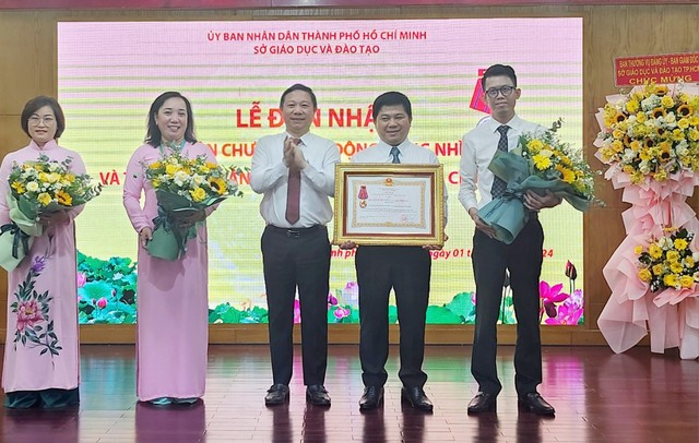 Văn phòng Sở GD-ĐT TP HCM nhận Huân chương Lao động hạng nhì- Ảnh 1.
