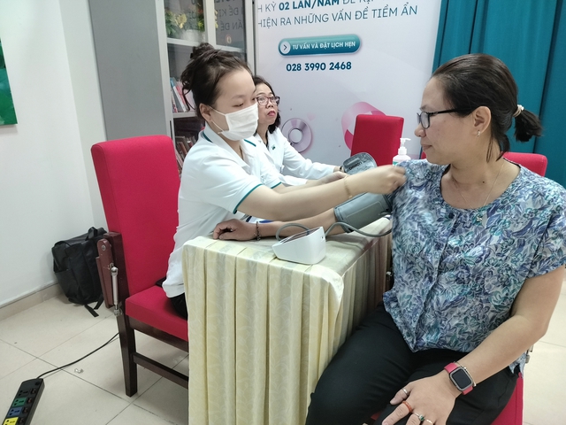 Nữ CNVC-LĐ quận Phú Nhuận, TP HCM được khám sức khỏe miễn phí tại Ngày hội “Vì sức khỏe người lao động” Ảnh: THANH NGA