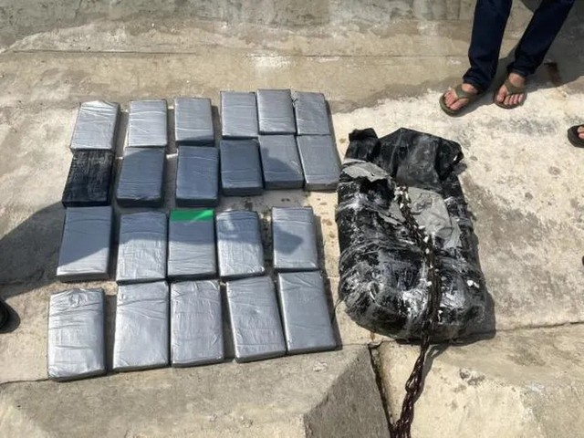 Tiếp tục phát hiện 26 kg nghi ma túy dạt vào bờ biển Quảng Ngãi- Ảnh 1.