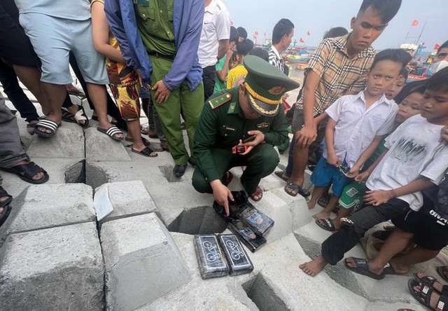 Lại phát hiện thêm 4kg ma túy dạt vào bờ biển Quảng Ngãi- Ảnh 2.