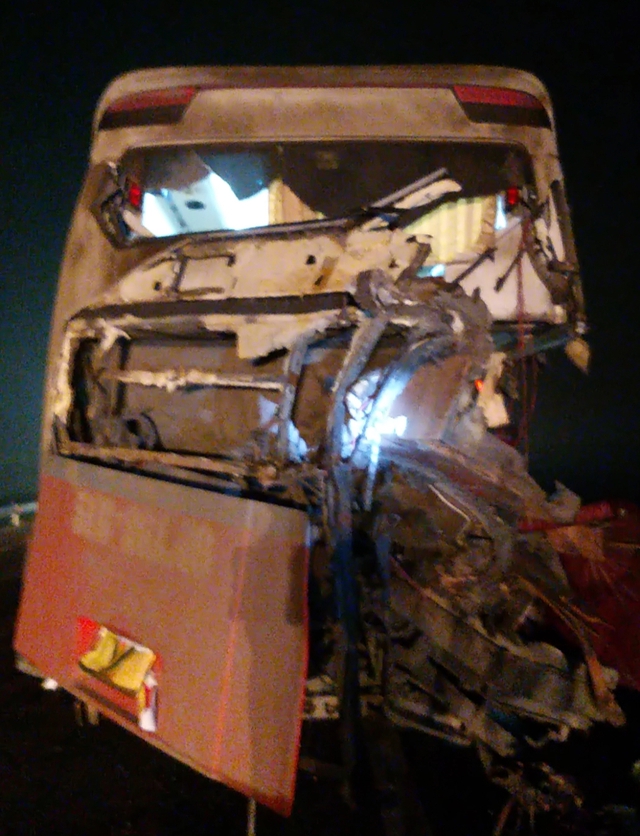 Tai nạn nghiêm trọng trên đường cao tốc Cam Lộ - La Sơn khiến ít nhất 2 người tử vong, 7 người bị thương- Ảnh 2.