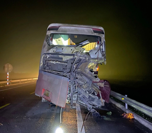 Tai nạn nghiêm trọng trên đường cao tốc Cam Lộ - La Sơn khiến ít nhất 2 người tử vong, 7 người bị thương- Ảnh 3.