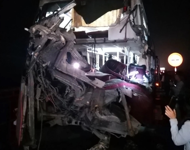 Vụ tai nạn trên đường cao tốc Cam Lộ - La Sơn: 2 người  tử vong là vợ chồng trẻ - Ảnh 1.