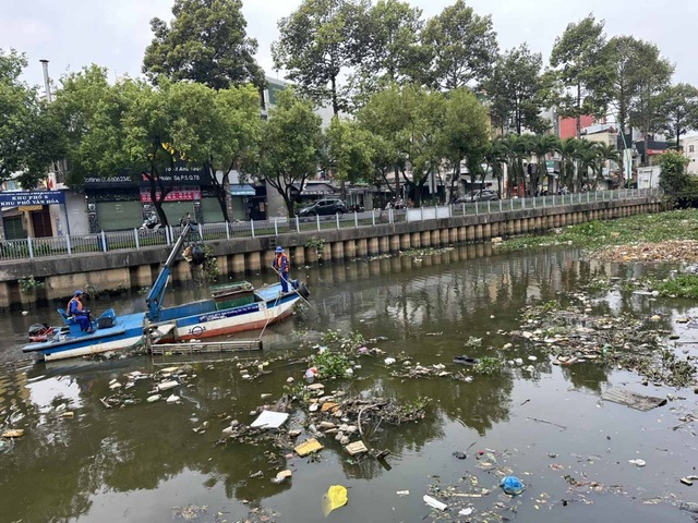 CLIP: Hàng trăm tấn rác dồn ứ trên kênh Nhiêu Lộc – Thị Nghè được vớt- Ảnh 1.