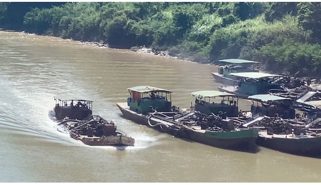 Một con tàu không số hiệu hút cát trái phép di chuyển trên sông Đồng Nai thuộc địa phận 2 tỉnh Bình Phước và Lâm Đồng