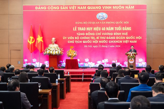 Trao tặng Chủ tịch Quốc hội Vương Đình Huệ Huy hiệu 40 năm tuổi Đảng- Ảnh 3.