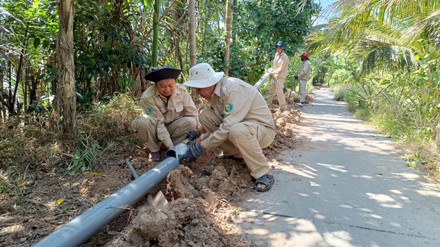 Công nhân đang thi công các công trình cấp nước sinh hoạt cho người dân tại tỉnh Sóc Trăng  Ảnh: LÊ HOÀNG