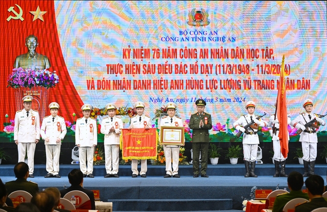 Bộ trưởng Tô Lâm trao tặng Công an Nghệ An danh hiệu Anh hùng lực lượng vũ trang nhân dân- Ảnh 2.