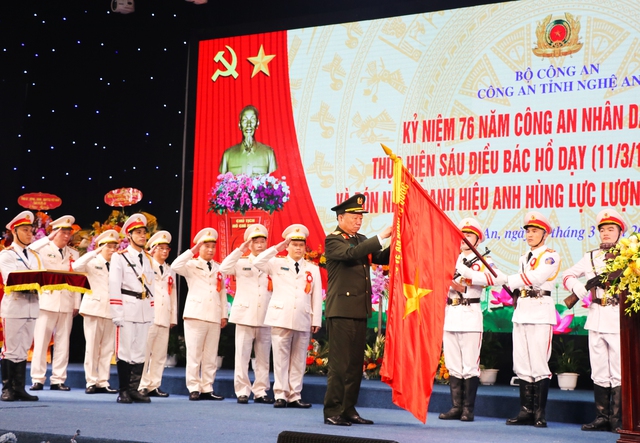 Bộ trưởng Tô Lâm trao tặng Công an Nghệ An danh hiệu Anh hùng lực lượng vũ trang nhân dân- Ảnh 3.
