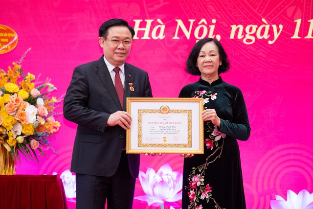 Trao tặng Chủ tịch Quốc hội Vương Đình Huệ Huy hiệu 40 năm tuổi Đảng- Ảnh 1.