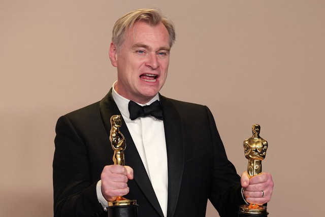 Christopher Nolan và tượng vàng Oscar 2024 Ảnh: REUTERS