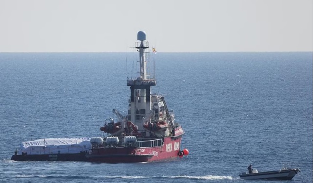 Tàu nhân đạo Open Arms rời cảng ở Cyprus tiến đến Dải Gaza ngày 12-3 Ảnh: REUTERS