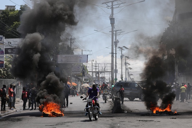 Bạo lực lan tràn ở thủ đô Port-au-Prince của Haiti trong các hình ảnh chụp ngày 7-3 Ảnh: REUTERS