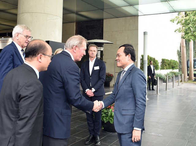 Phó Thủ tướng Trần Lưu Quang cùng lãnh đạo các tập đoàn Bắc Âu Ảnh: Hải Minh