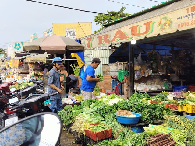 Thu nhập bấp bênh, công nhân đi chợ chiều “săn” thực phẩm giá rẻ- Ảnh 1.