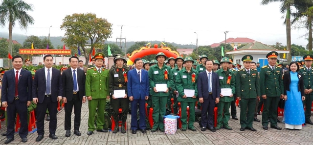 Trốn nghĩa vụ quân sự, 6 thanh niên ở Hà Tĩnh bị phạt 375 triệu đồng- Ảnh 1.