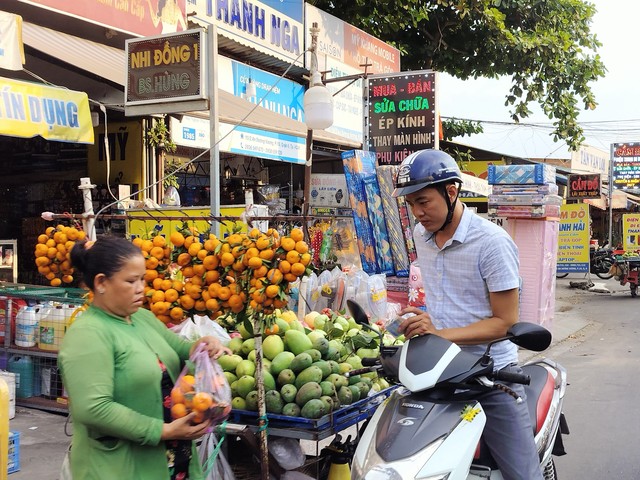 Thu nhập bấp bênh, công nhân đi chợ chiều “săn” thực phẩm giá rẻ- Ảnh 3.