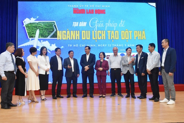 Các khách mời trao đổi về các vấn đề của ngành du lịch Việt Nam hiện nay Ảnh: TẤN THẠNH