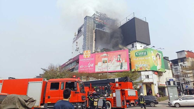 VIDEO: Cháy lớn tầng thượng quán kinh doanh cà phê, giải khát- Ảnh 4.