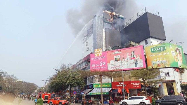VIDEO: Cháy lớn tầng thượng quán kinh doanh cà phê, giải khát- Ảnh 6.