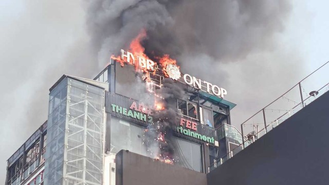 VIDEO: Cháy lớn tầng thượng quán kinh doanh cà phê, giải khát- Ảnh 3.