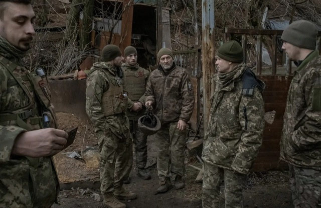 Lính pháo binh Ukraine ở tỉnh Zaporizhia. Ảnh: The New York Times