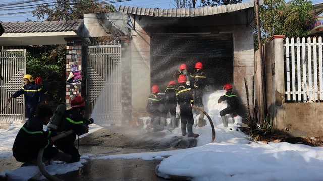 Cháy nhà ở TP Đồng Xoài, người đàn ông bị thương được đưa ra ngoài an toàn - Ảnh 1.
