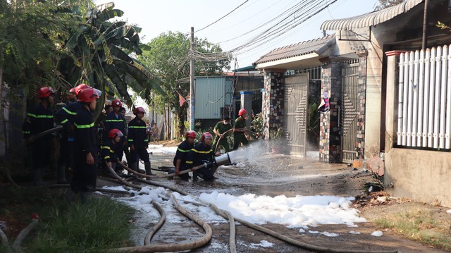 Cháy nhà ở TP Đồng Xoài, người đàn ông bị thương được đưa ra ngoài an toàn - Ảnh 2.